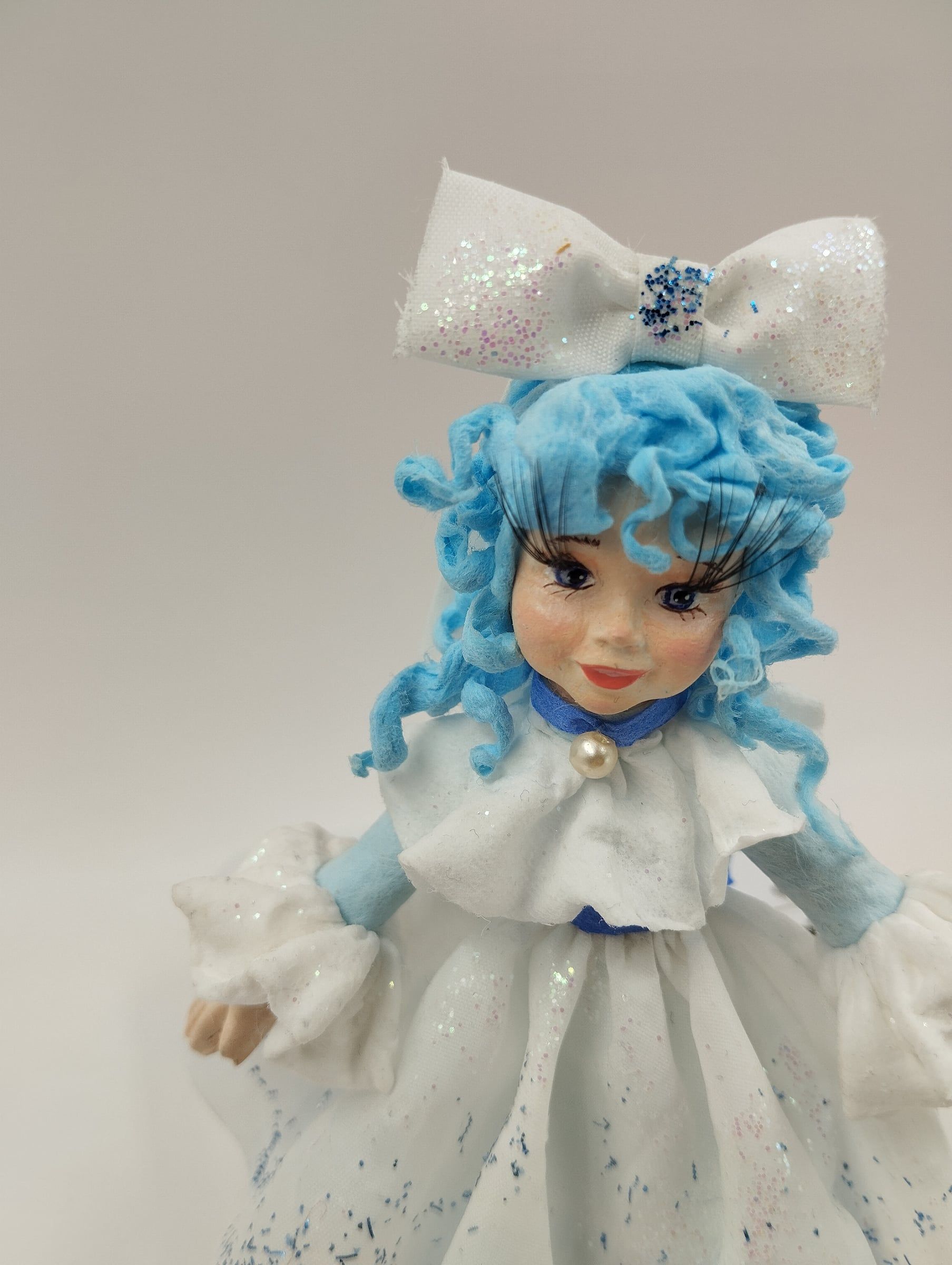 Ватная Мальвина с голубыми кудрями и белым бантом, вид спереди крупнее