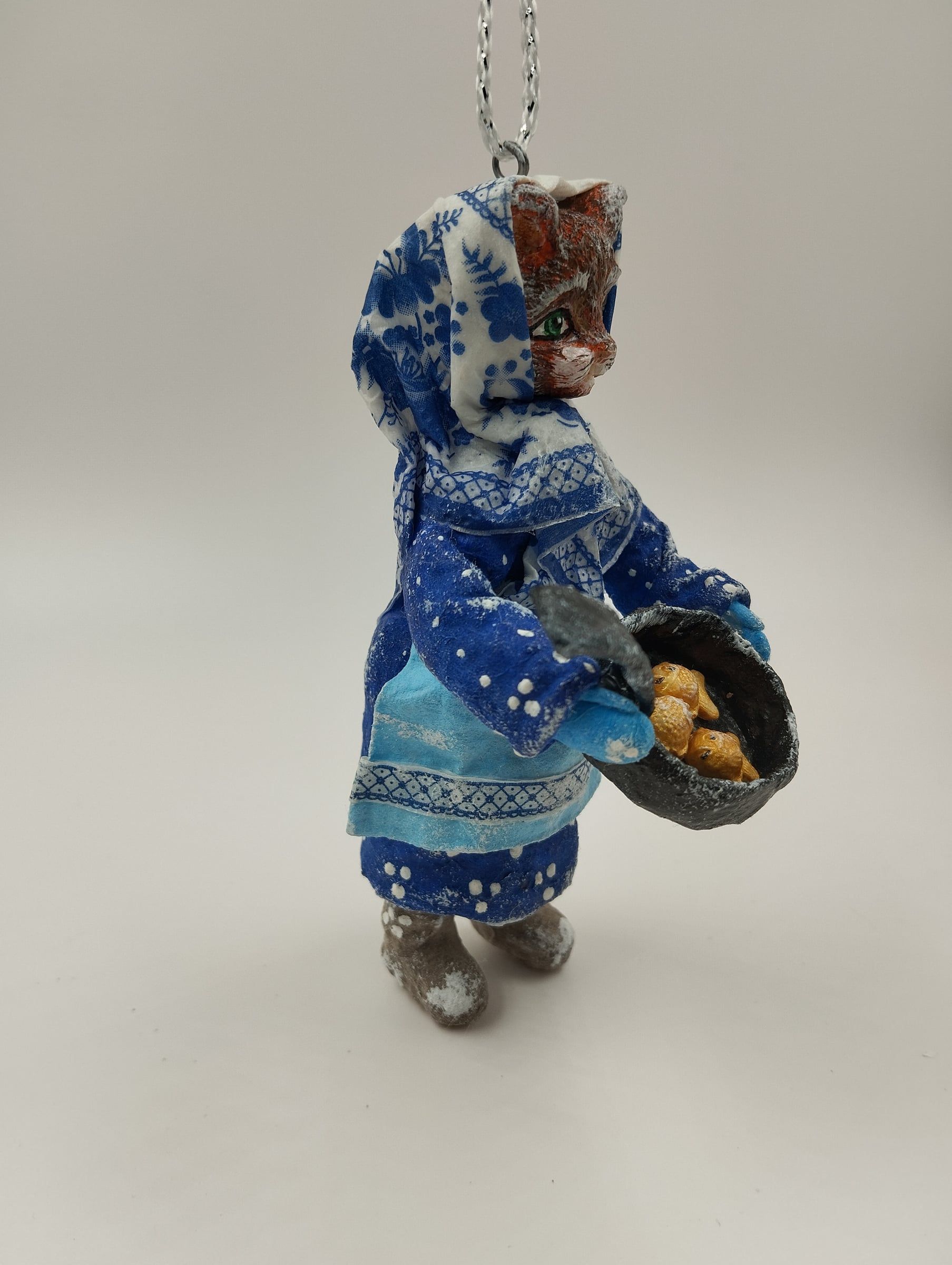 Ватная кошка со сковородкой, вид вполоборота